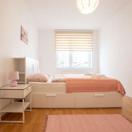 Spacious Apartment In The Old Town Of Bratislava Bagian luar foto