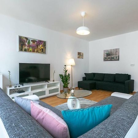 Spacious Apartment In The Old Town Of Bratislava Bagian luar foto