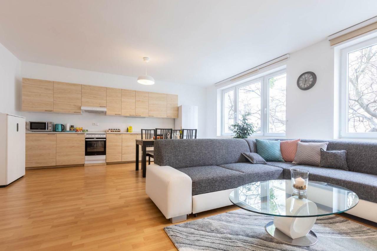 Spacious Apartment In The Old Town Of Bratislava Bagian luar foto