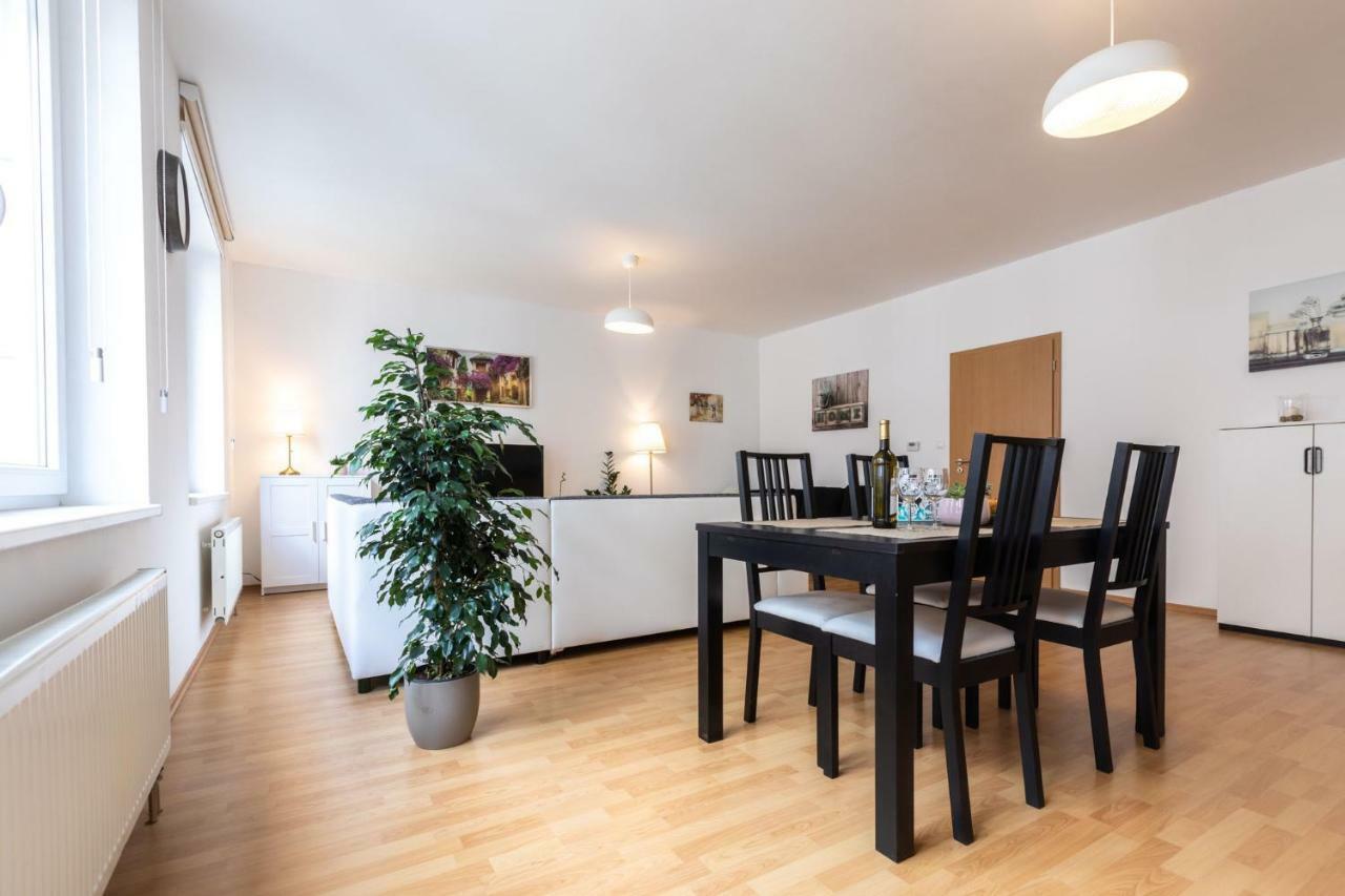 Spacious Apartment In The Old Town Of Bratislava Bagian luar foto
