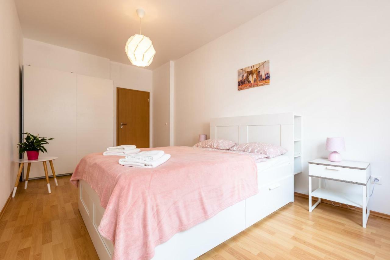 Spacious Apartment In The Old Town Of Bratislava Bagian luar foto