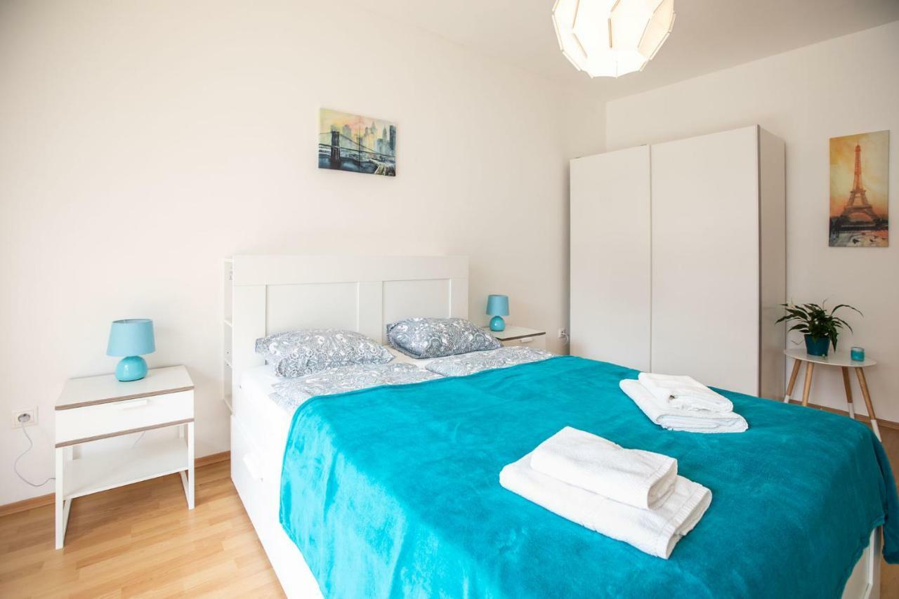 Spacious Apartment In The Old Town Of Bratislava Bagian luar foto
