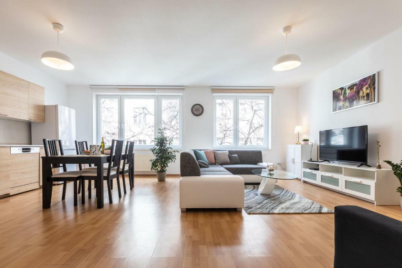 Spacious Apartment In The Old Town Of Bratislava Bagian luar foto