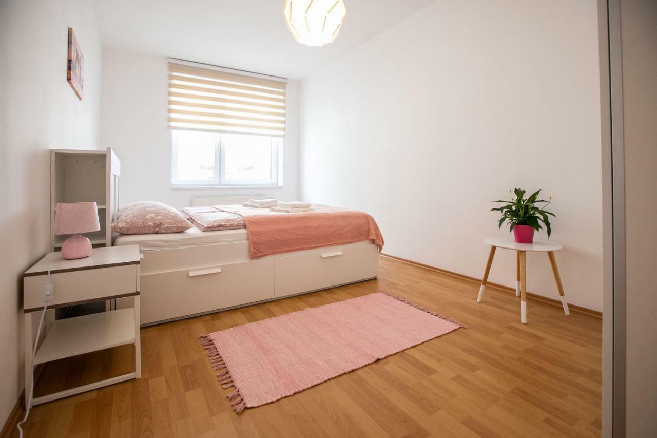 Spacious Apartment In The Old Town Of Bratislava Bagian luar foto