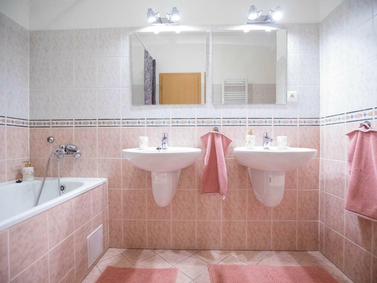 Spacious Apartment In The Old Town Of Bratislava Bagian luar foto